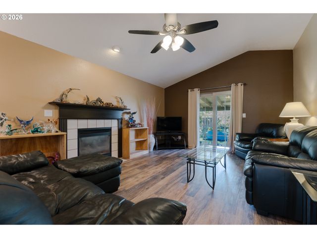 512 Pegasus Ct, Molalla, OR 97038