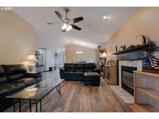 512 Pegasus Ct, Molalla, OR 97038
