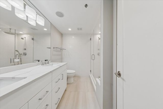 100 E Huron Street 3901, Chicago, IL 60611