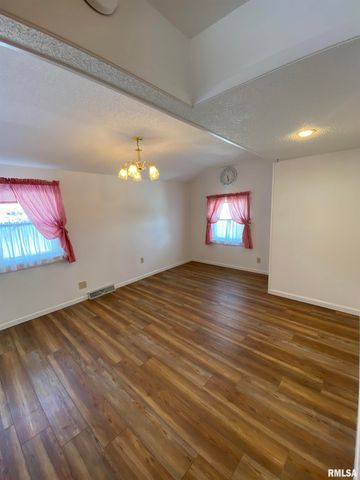 712 E BIRCH Street, New Berlin, IL 62670