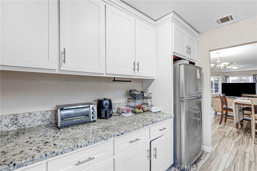 Image 10 of property listing at 1782 1782 w 36th pl, Los Angeles, CA 90018