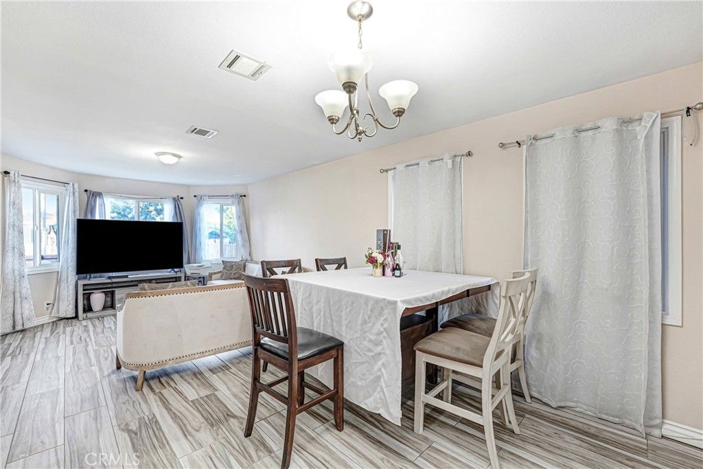 Image 12 of property listing at 1782 1782 w 36th pl, Los Angeles, CA 90018