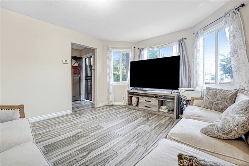 Image 13 of property listing at 1782 1782 w 36th pl, Los Angeles, CA 90018