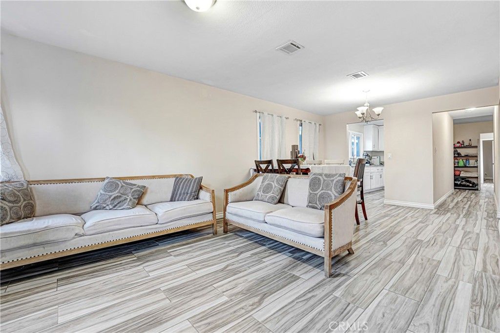 Image 14 of property listing at 1782 1782 w 36th pl, Los Angeles, CA 90018