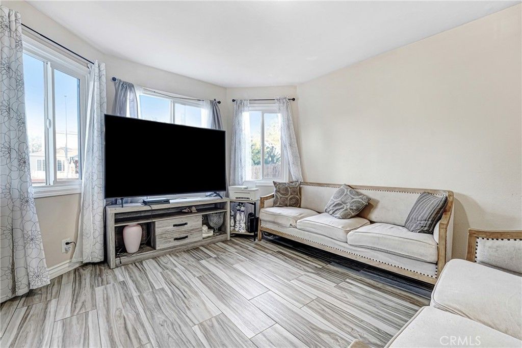 Image 15 of property listing at 1782 1782 w 36th pl, Los Angeles, CA 90018