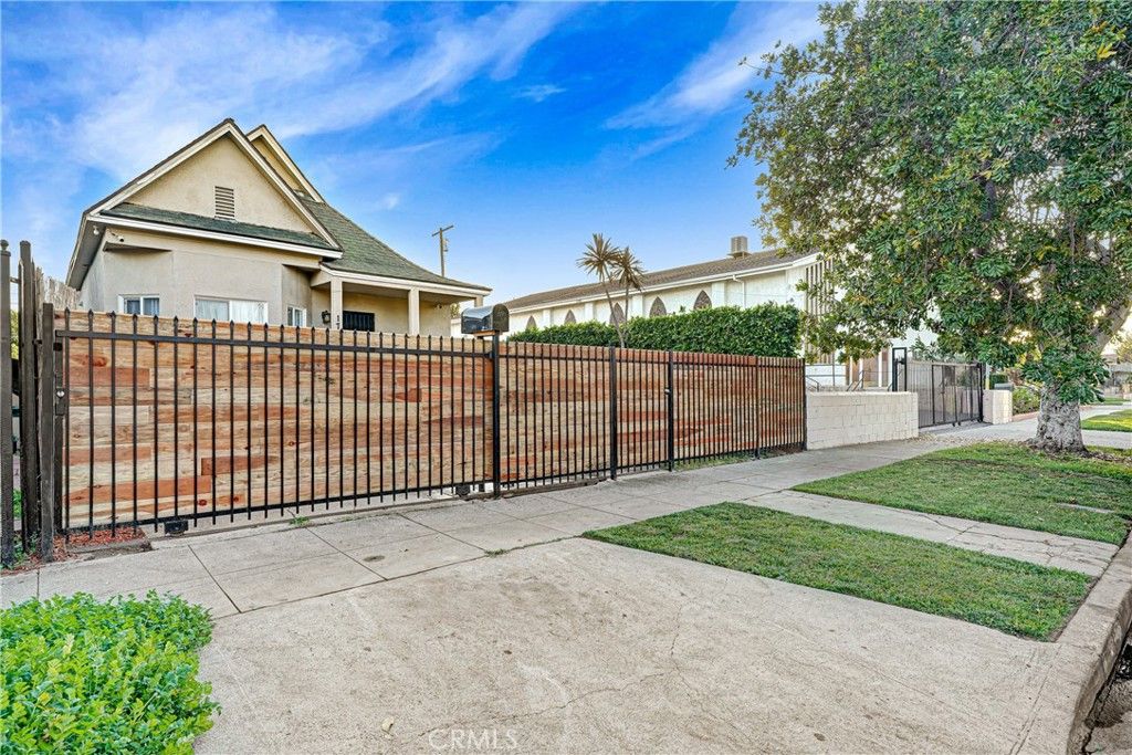 Image 2 of property listing at 1782 1782 w 36th pl, Los Angeles, CA 90018