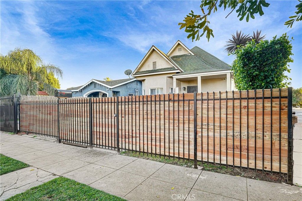 Image 5 of property listing at 1782 1782 w 36th pl, Los Angeles, CA 90018