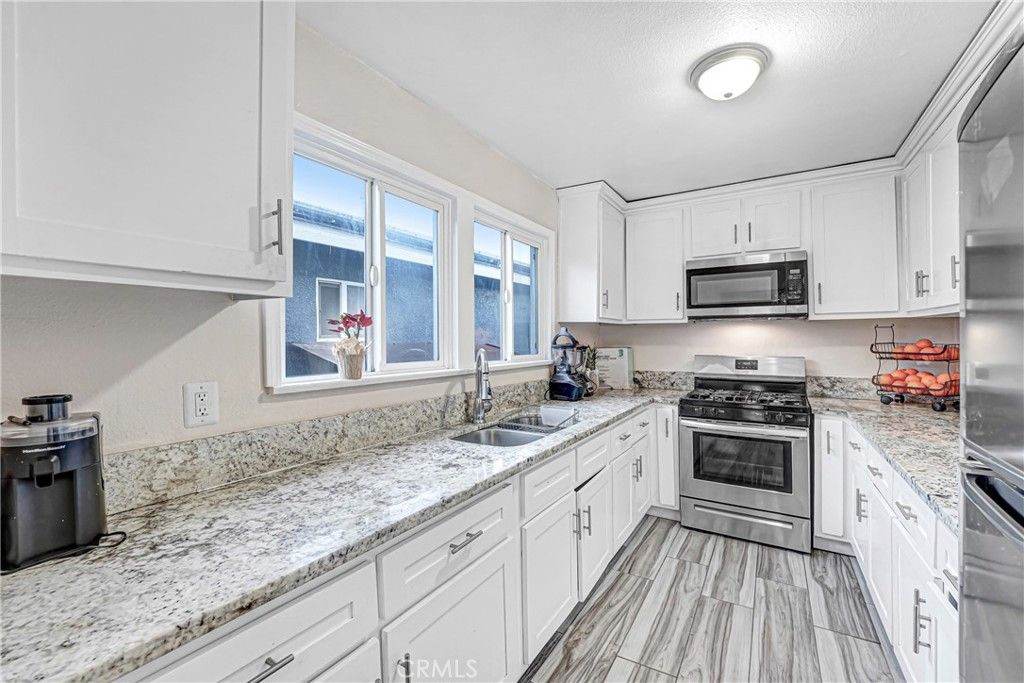 Image 6 of property listing at 1782 1782 w 36th pl, Los Angeles, CA 90018