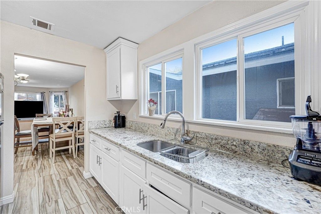 Image 7 of property listing at 1782 1782 w 36th pl, Los Angeles, CA 90018