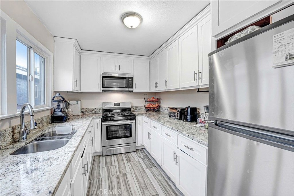 Image 8 of property listing at 1782 1782 w 36th pl, Los Angeles, CA 90018