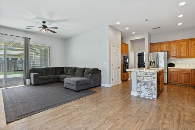 5239 Sire Ct, Riverbank, CA 95367