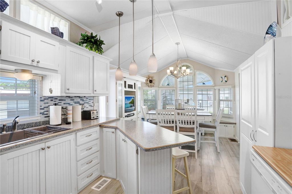 Image 12 of property listing at 3333 26TH AVENUE E 1104, Bradenton, FL 34208