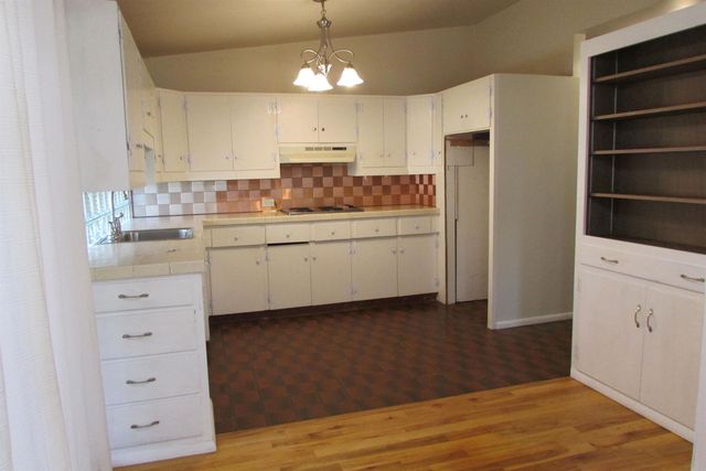 1200 S Keith Ave, Wichita, KS 67209