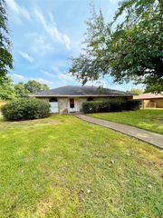 221 Connie Drive, Desoto, TX 75115