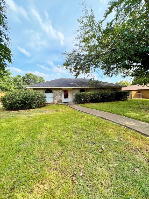 221 Connie Drive, Desoto, TX 75115