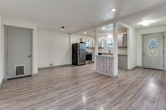 529 NE 4th Street, Grand Prairie, TX 75050