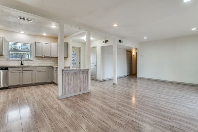 529 NE 4th Street, Grand Prairie, TX 75050