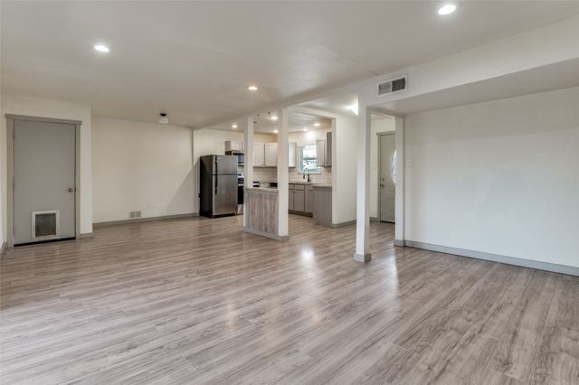 529 NE 4th Street, Grand Prairie, TX 75050