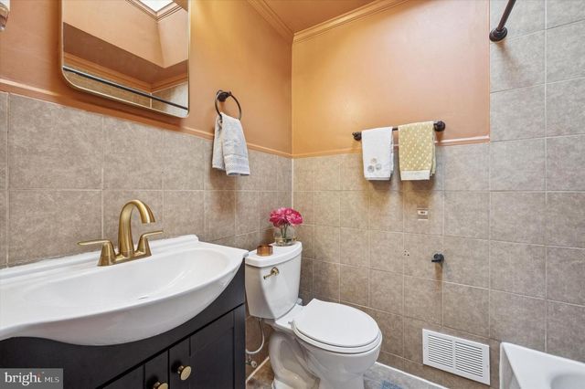 2262 DERMOND AVE, Upper Darby, PA 19082