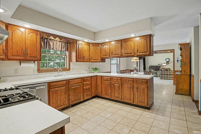 11963 Peacock Circle, Granger, IN 46530