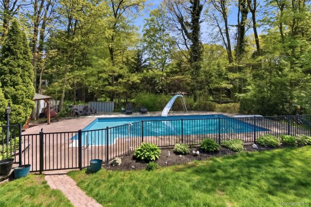 14 Long Acre Lane, Dix Hills, NY 11746