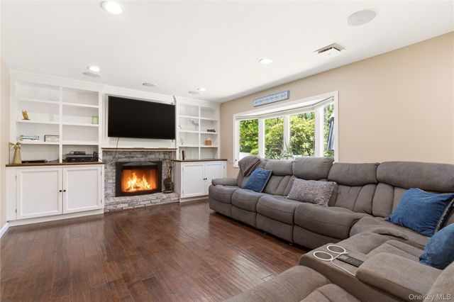 14 Long Acre Lane, Dix Hills, NY 11746