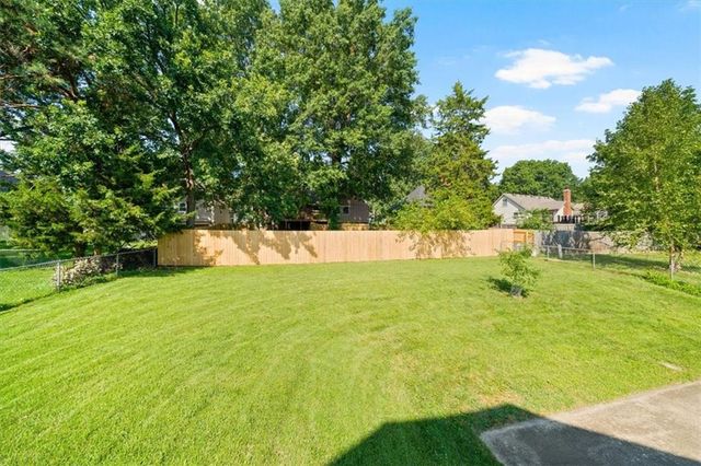 7808 Long Avenue, Lenexa, KS 66216