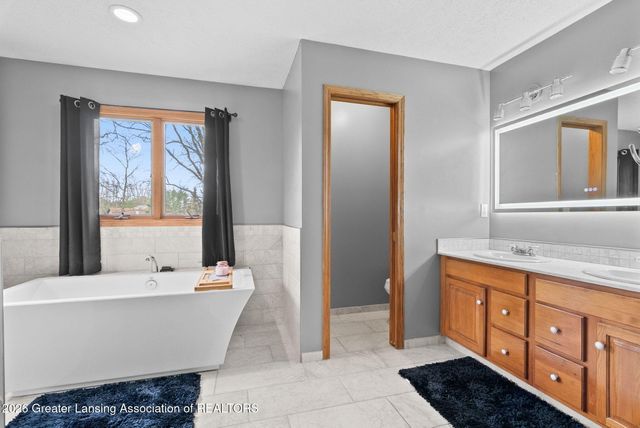 5450 N Hartel Road, Potterville, MI 48876