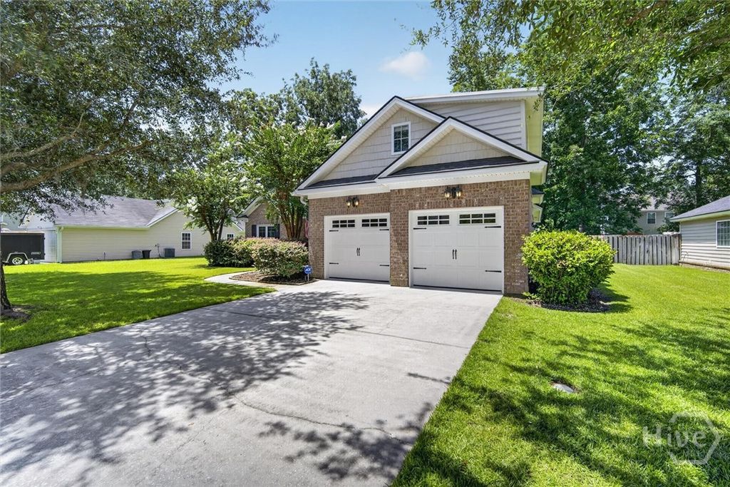 Image 3 of property listing at 207 Mosswood Drive, Savannah, GA 31405
