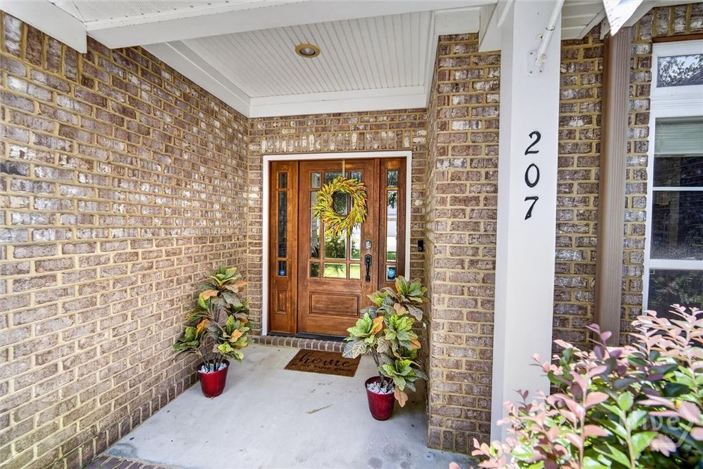 Image 4 of property listing at 207 Mosswood Drive, Savannah, GA 31405