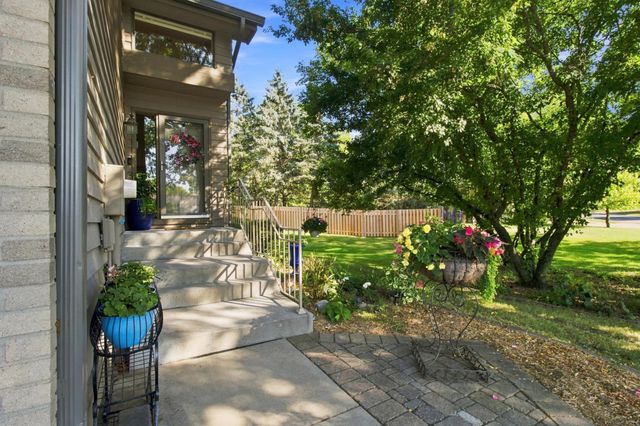 6287 Sequoia Circle, Eden Prairie, MN 55346