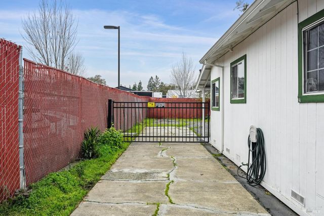 1127 Cleveland Ave, Santa Rosa, CA 95401