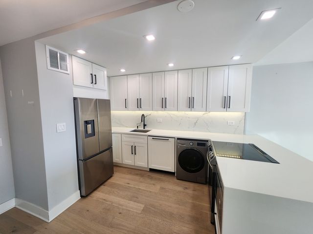 1560 N Sandburg Terrace 2605J, Chicago, IL 60610