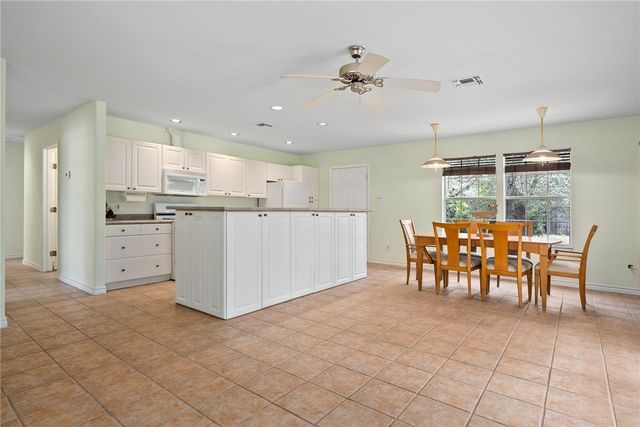 1910 Johnson Ave, Rockport, TX 78382