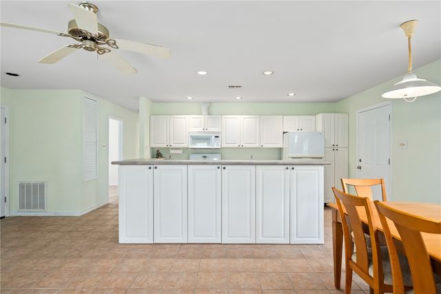 1910 Johnson Ave, Rockport, TX 78382