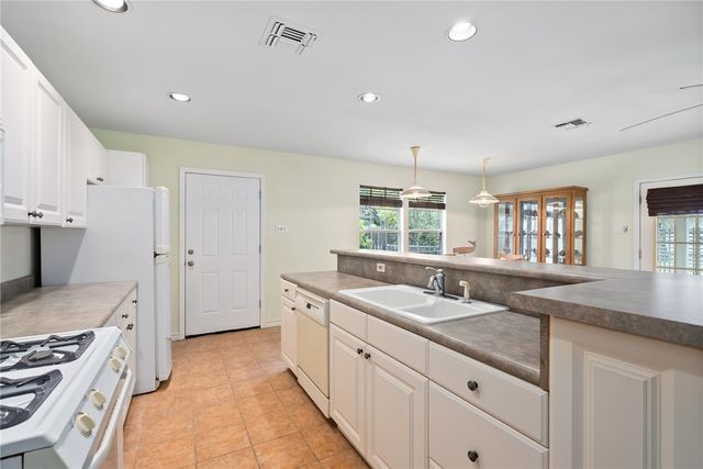 1910 Johnson Ave, Rockport, TX 78382
