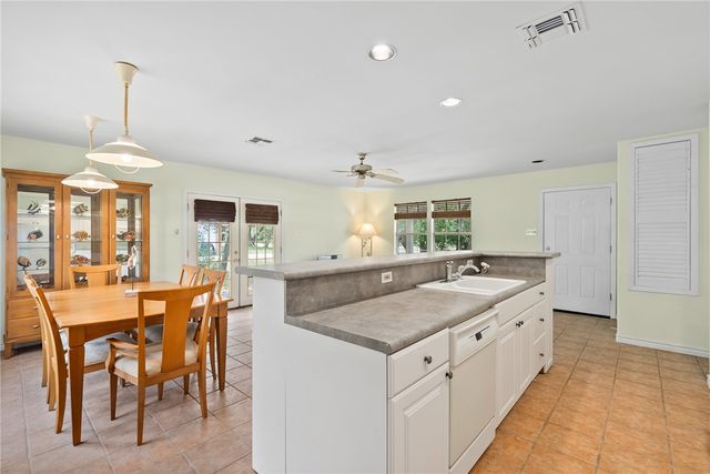 1910 Johnson Ave, Rockport, TX 78382