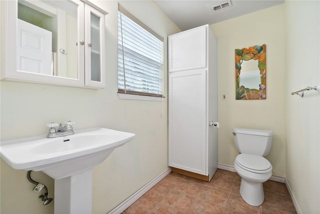 1910 Johnson Ave, Rockport, TX 78382