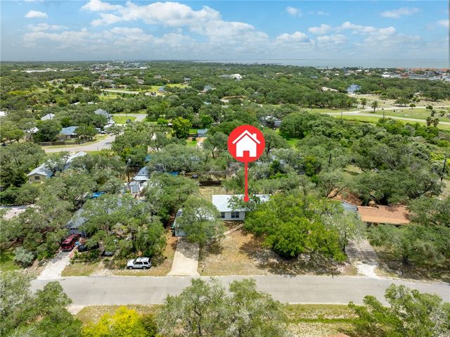 1910 Johnson Ave, Rockport, TX 78382