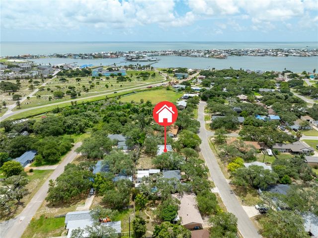 1910 Johnson Ave, Rockport, TX 78382