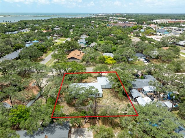 1910 Johnson Ave, Rockport, TX 78382