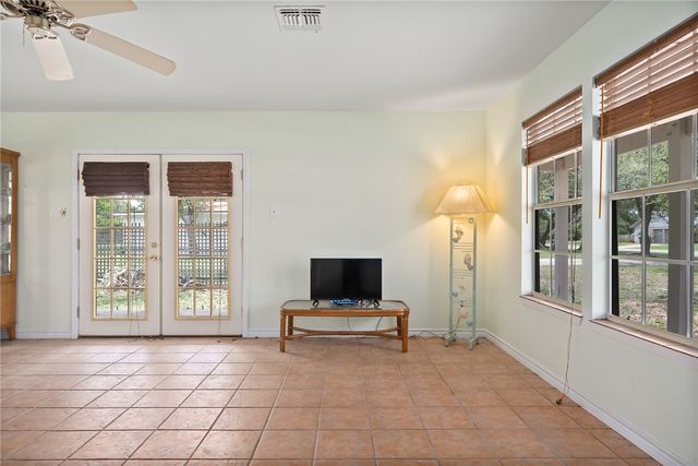 1910 Johnson Ave, Rockport, TX 78382