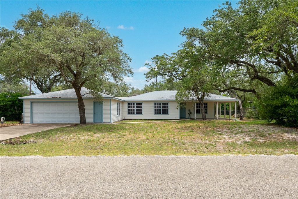 1910 Johnson Ave, Rockport, TX 78382