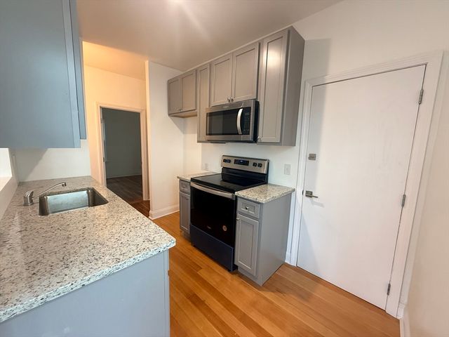 48 Tuttle St, Fall River, MA 02724