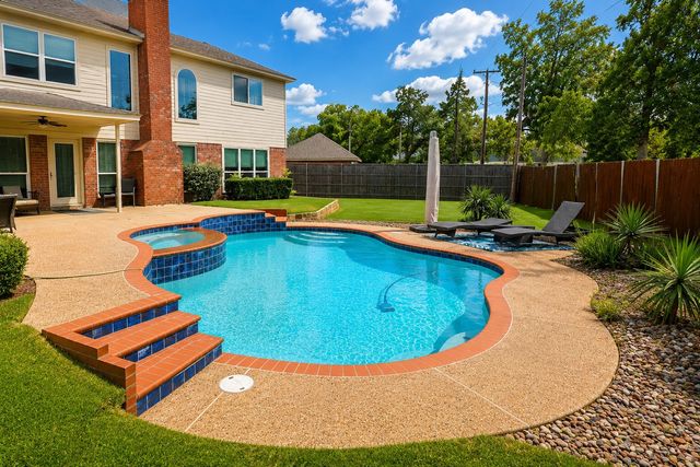 8533 Castle Creek Road, North Richland Hills, TX 76182
