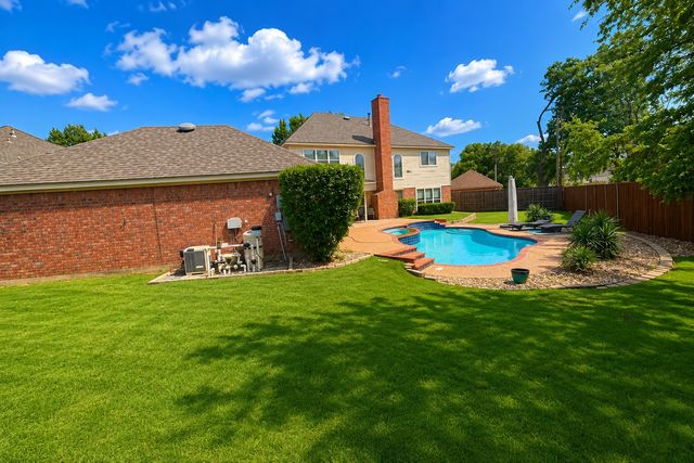 8533 Castle Creek Road, North Richland Hills, TX 76182