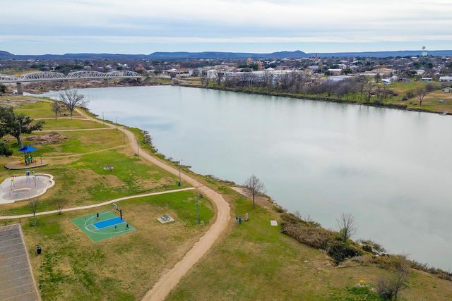 305 W Tarrant ST, Llano, TX 78643