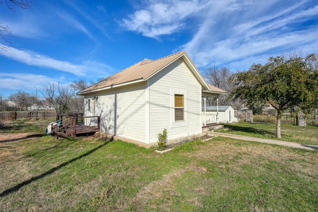 305 W Tarrant ST, Llano, TX 78643