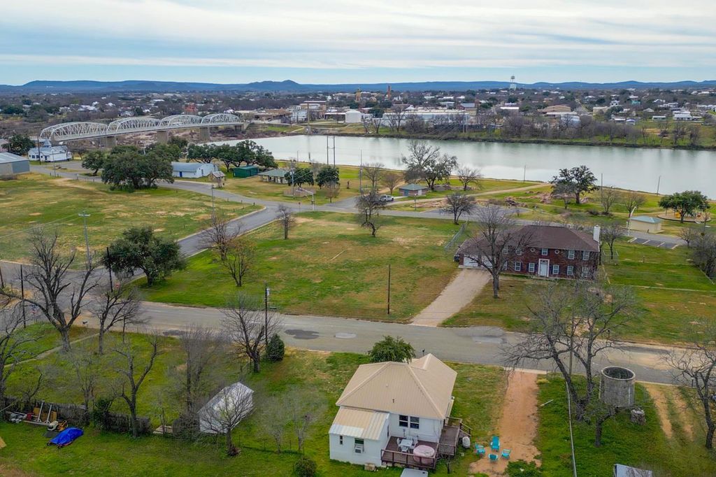 305 W Tarrant ST, Llano, TX 78643