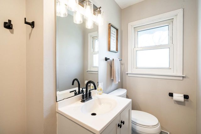 S14W22426 National AVENUE, Waukesha, WI 53186